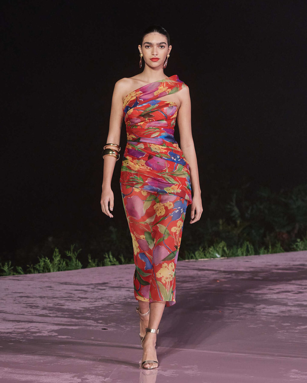 علامة Carolina Herrera تطلق تشكيلة Resort 2024 الجديدة من أزياء السفر والعطلات