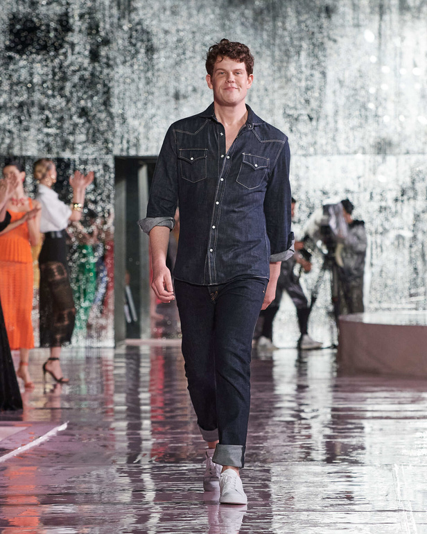 علامة Carolina Herrera تطلق تشكيلة Resort 2024 الجديدة من أزياء السفر والعطلات