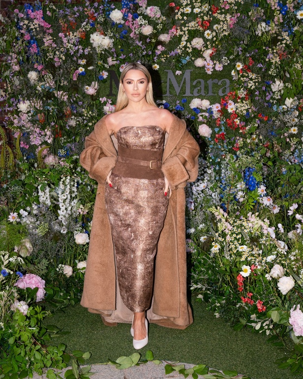 مجموعة Max Mara ريزورت 2024 تجمع بين فخامة الحرف الإيطالية وسحر الفولكلور السويدي 