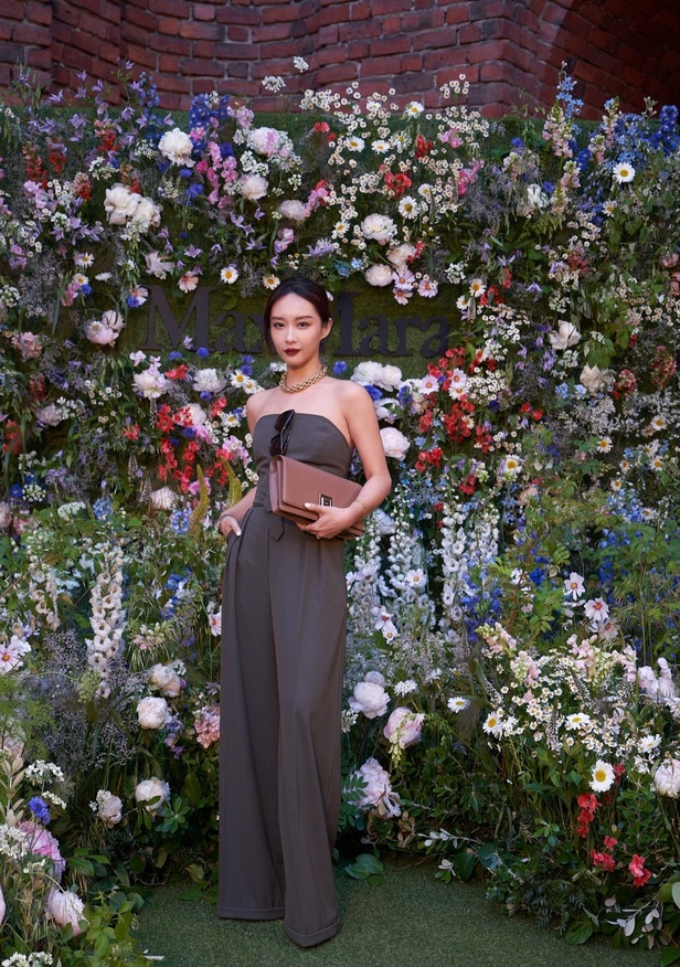 مجموعة Max Mara ريزورت 2024 تجمع بين فخامة الحرف الإيطالية وسحر الفولكلور السويدي 