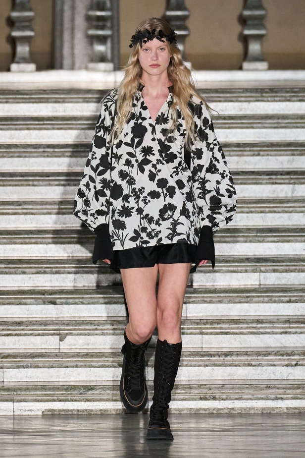 مجموعة Max Mara ريزورت 2024 تجمع بين فخامة الحرف الإيطالية وسحر الفولكلور السويدي 