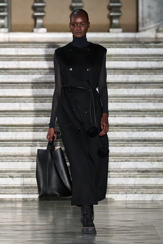 مجموعة Max Mara ريزورت 2024 تجمع بين فخامة الحرف الإيطالية وسحر الفولكلور السويدي 