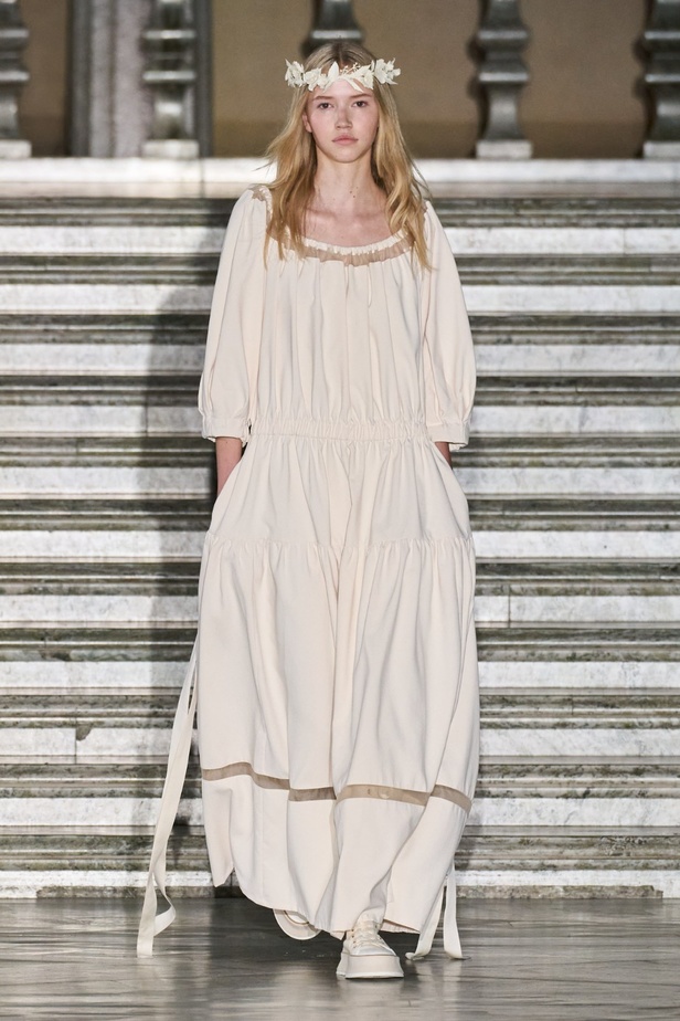 مجموعة Max Mara ريزورت 2024 تجمع بين فخامة الحرف الإيطالية وسحر الفولكلور السويدي 