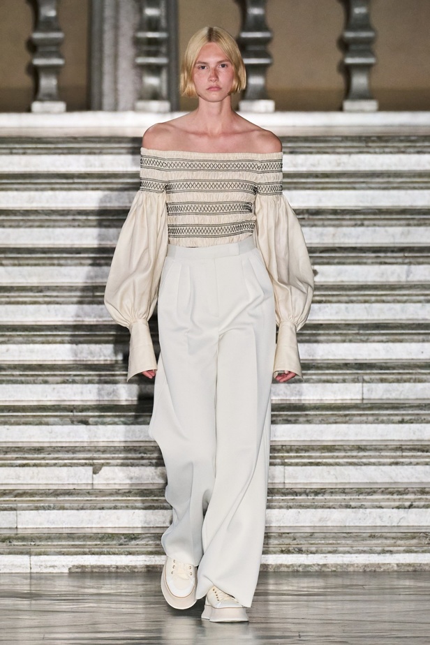 مجموعة Max Mara ريزورت 2024 تجمع بين فخامة الحرف الإيطالية وسحر الفولكلور السويدي 