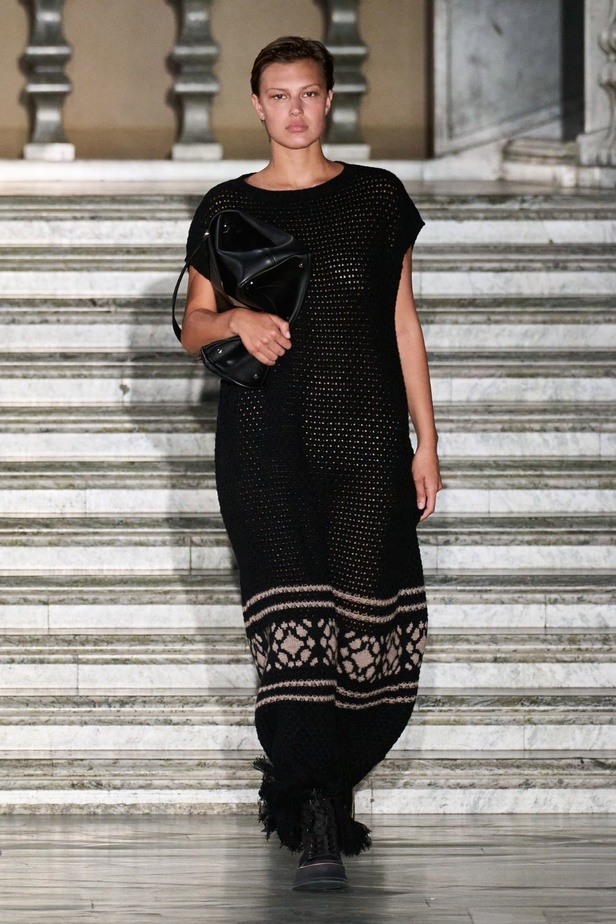 مجموعة Max Mara ريزورت 2024 تجمع بين فخامة الحرف الإيطالية وسحر الفولكلور السويدي 