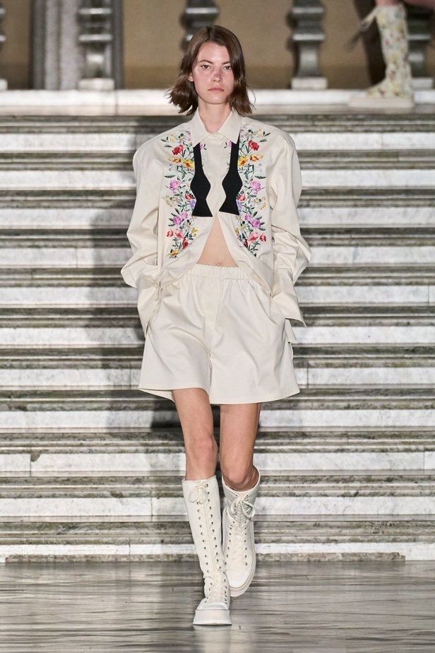 مجموعة Max Mara ريزورت 2024 تجمع بين فخامة الحرف الإيطالية وسحر الفولكلور السويدي 