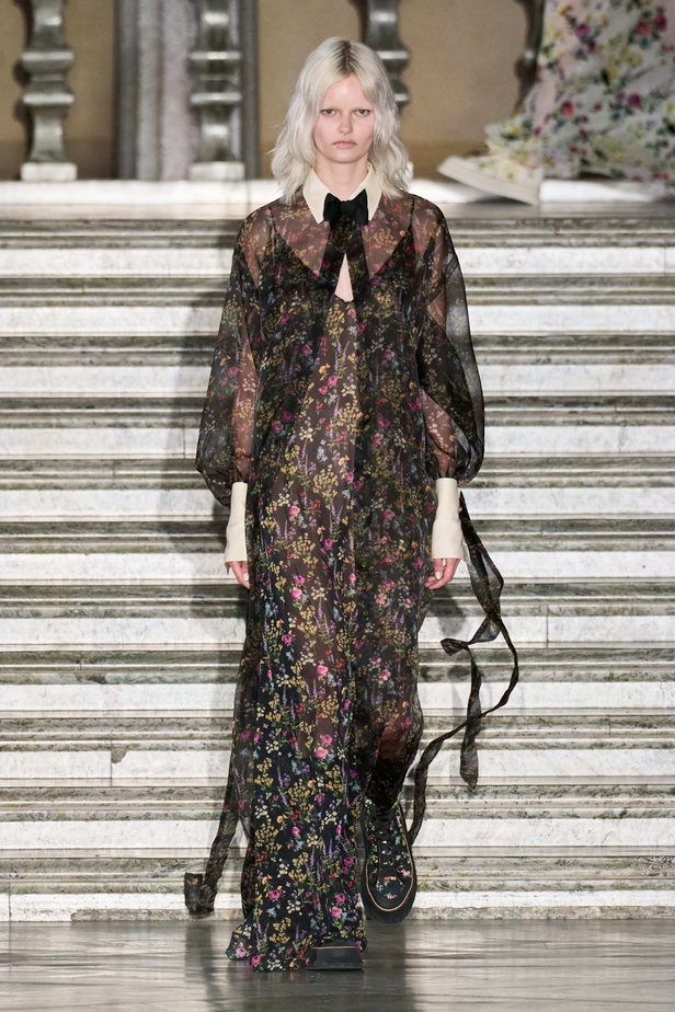 مجموعة Max Mara ريزورت 2024 تجمع بين فخامة الحرف الإيطالية وسحر الفولكلور السويدي 