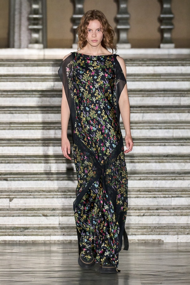 مجموعة Max Mara ريزورت 2024 تجمع بين فخامة الحرف الإيطالية وسحر الفولكلور السويدي 