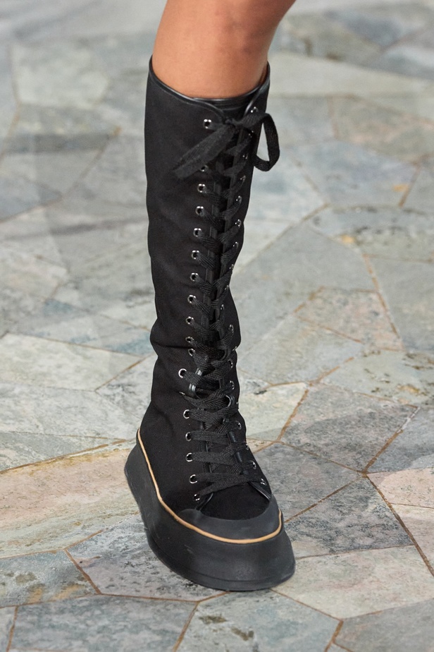 مجموعة Max Mara ريزورت 2024 تجمع بين فخامة الحرف الإيطالية وسحر الفولكلور السويدي 