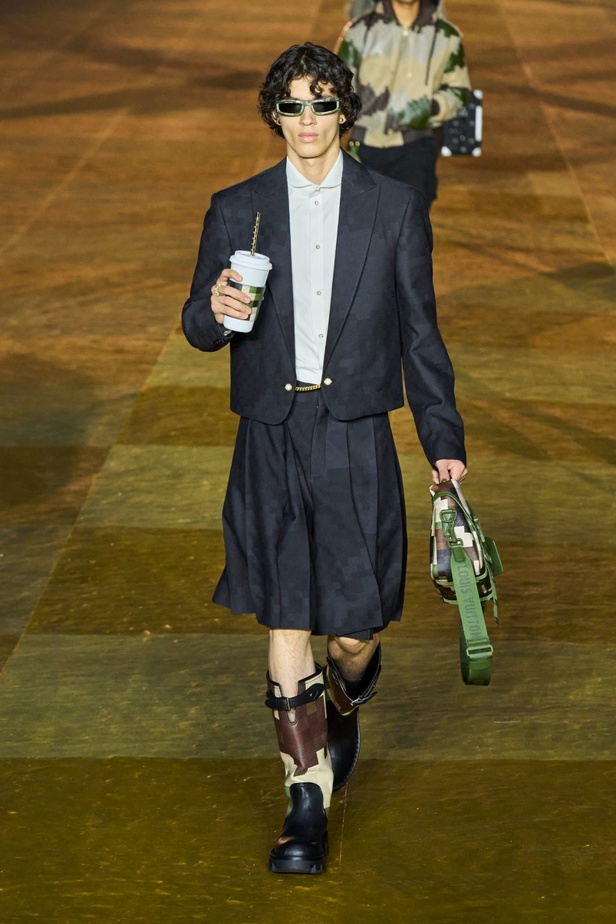 النتيجة الطبيعية للتأثير الثقافي التي كانت تطمح إليها دار لويس ڤويتون تبدأ بالتحقق مع المجموعة الأولى لفاريل ويليامز... في عرض مرصّع بالنجوم