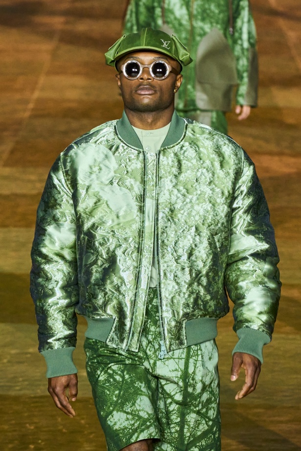 النتيجة الطبيعية للتأثير الثقافي التي كانت تطمح إليها دار لويس ڤويتون تبدأ بالتحقق مع المجموعة الأولى لفاريل ويليامز... في عرض مرصّع بالنجوم