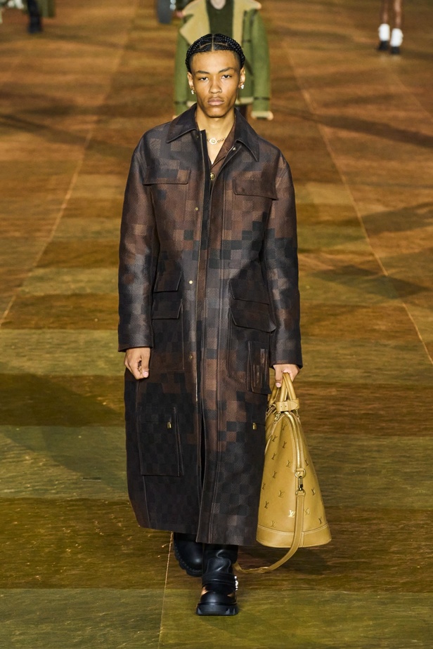 النتيجة الطبيعية للتأثير الثقافي التي كانت تطمح إليها دار لويس ڤويتون تبدأ بالتحقق مع المجموعة الأولى لفاريل ويليامز... في عرض مرصّع بالنجوم