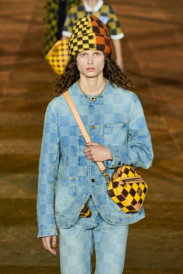 النتيجة الطبيعية للتأثير الثقافي التي كانت تطمح إليها دار لويس ڤويتون تبدأ بالتحقق مع المجموعة الأولى لفاريل ويليامز... في عرض مرصّع بالنجوم