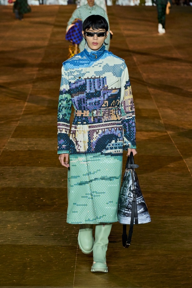 النتيجة الطبيعية للتأثير الثقافي التي كانت تطمح إليها دار لويس ڤويتون تبدأ بالتحقق مع المجموعة الأولى لفاريل ويليامز... في عرض مرصّع بالنجوم