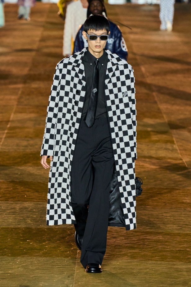 النتيجة الطبيعية للتأثير الثقافي التي كانت تطمح إليها دار لويس ڤويتون تبدأ بالتحقق مع المجموعة الأولى لفاريل ويليامز... في عرض مرصّع بالنجوم