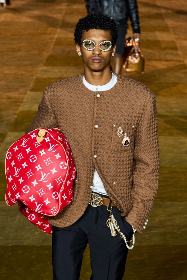 النتيجة الطبيعية للتأثير الثقافي التي كانت تطمح إليها دار لويس ڤويتون تبدأ بالتحقق مع المجموعة الأولى لفاريل ويليامز... في عرض مرصّع بالنجوم
