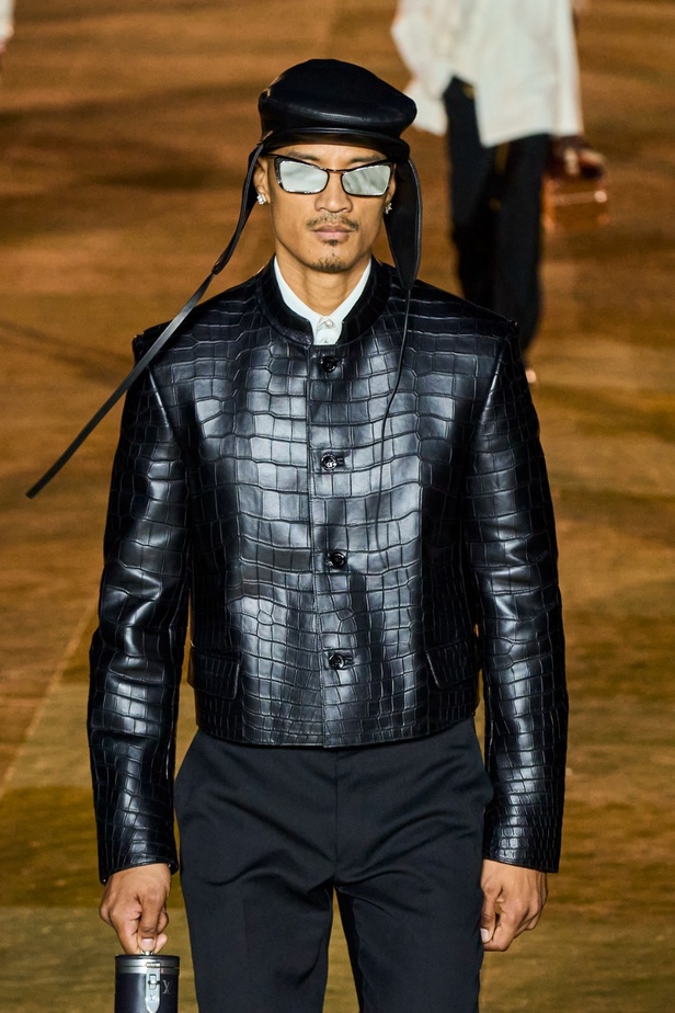 النتيجة الطبيعية للتأثير الثقافي التي كانت تطمح إليها دار لويس ڤويتون تبدأ بالتحقق مع المجموعة الأولى لفاريل ويليامز... في عرض مرصّع بالنجوم