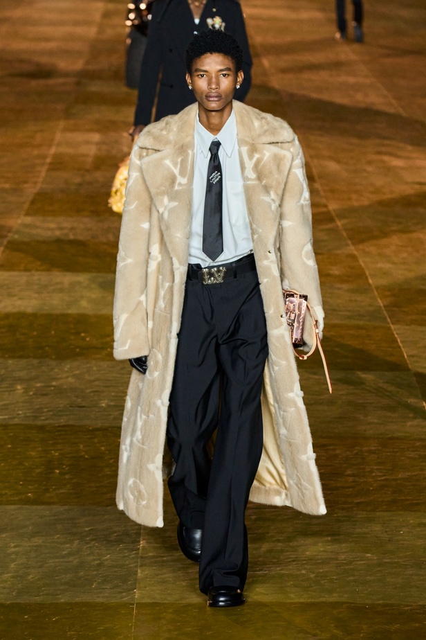 النتيجة الطبيعية للتأثير الثقافي التي كانت تطمح إليها دار لويس ڤويتون تبدأ بالتحقق مع المجموعة الأولى لفاريل ويليامز... في عرض مرصّع بالنجوم