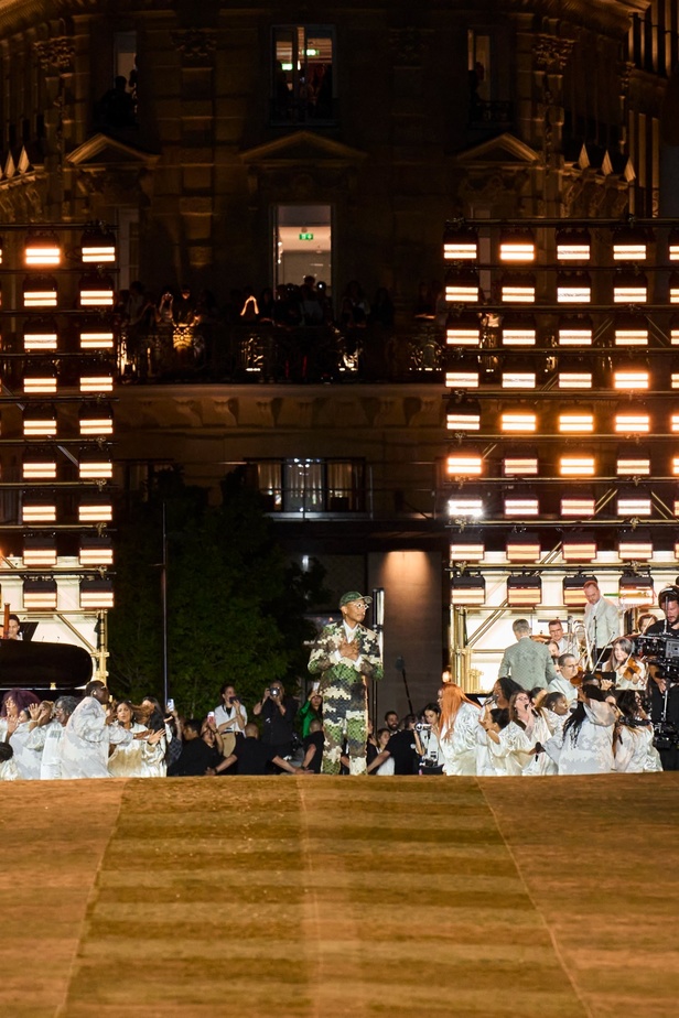 النتيجة الطبيعية للتأثير الثقافي التي كانت تطمح إليها دار لويس ڤويتون تبدأ بالتحقق مع المجموعة الأولى لفاريل ويليامز... في عرض مرصّع بالنجوم