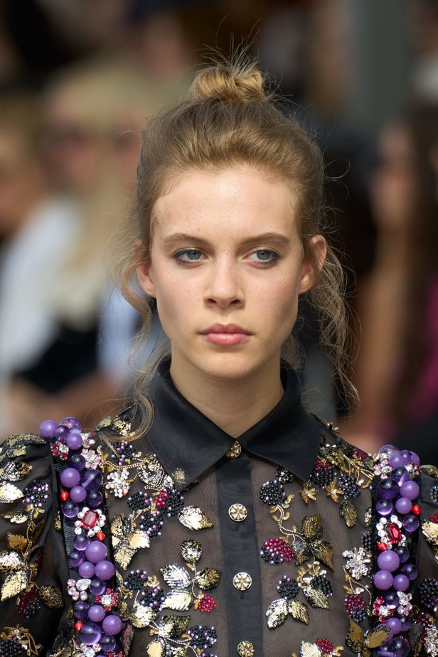 مجموعة CHANEL للهوت كوتور لموسم خريف وشتاء 2023-2024 تحتفل بسحر باريس 