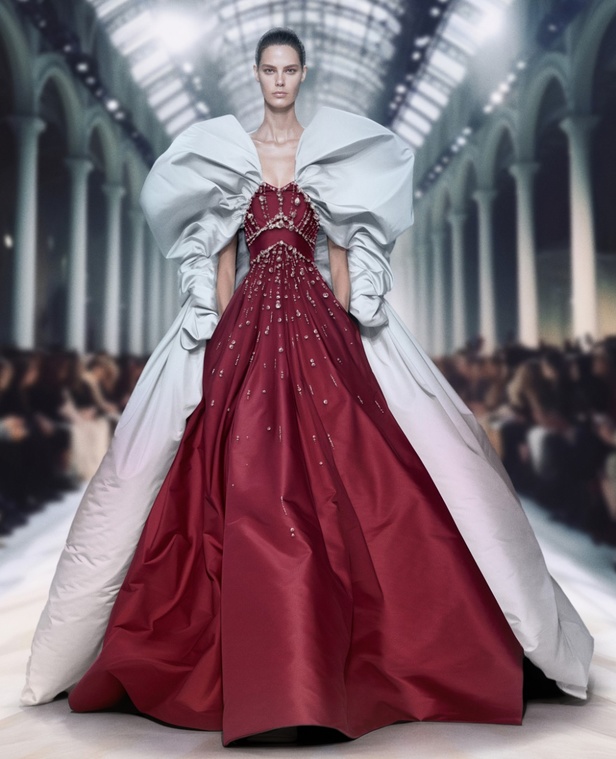 قفز فوق الزمن في مجموعة المصمم سعيد قبيسي لخريف 2024... يطوّع التكنولوجيا لمحاكاة المستقبل