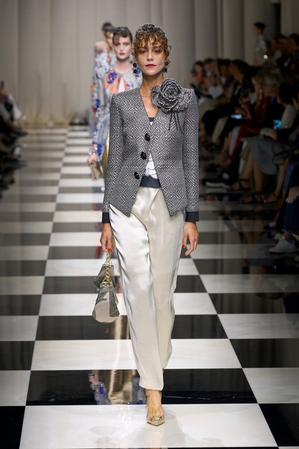 مجموعة Armani Privé لخريف وشتاء 2024 قصيدة للوردة بأجمل التصاميم 