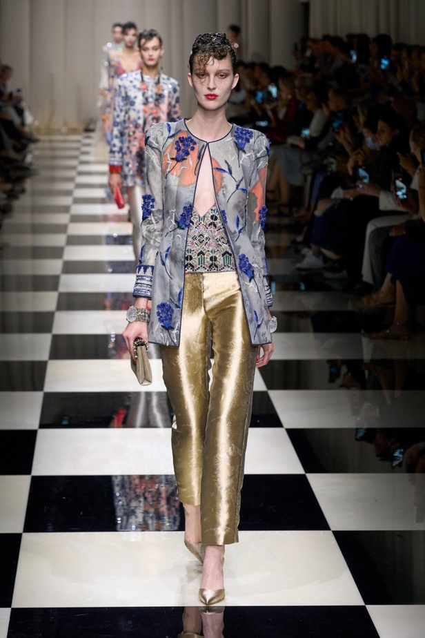 مجموعة Armani Privé لخريف وشتاء 2024 قصيدة للوردة بأجمل التصاميم 