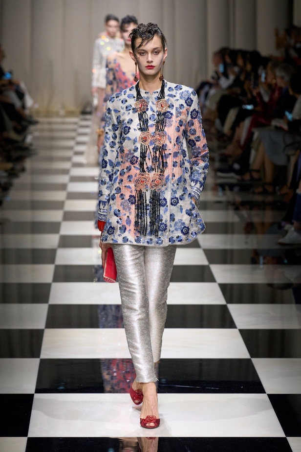 مجموعة Armani Privé لخريف وشتاء 2024 قصيدة للوردة بأجمل التصاميم 