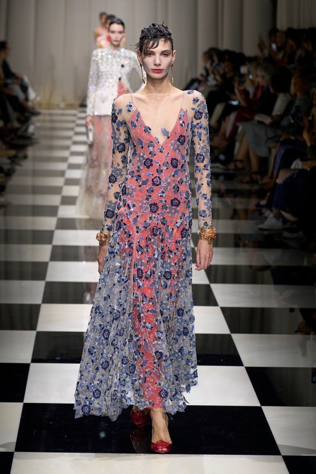 مجموعة Armani Privé لخريف وشتاء 2024 قصيدة للوردة بأجمل التصاميم 