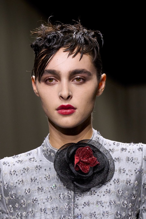 مجموعة Armani Privé لخريف وشتاء 2024 قصيدة للوردة بأجمل التصاميم 