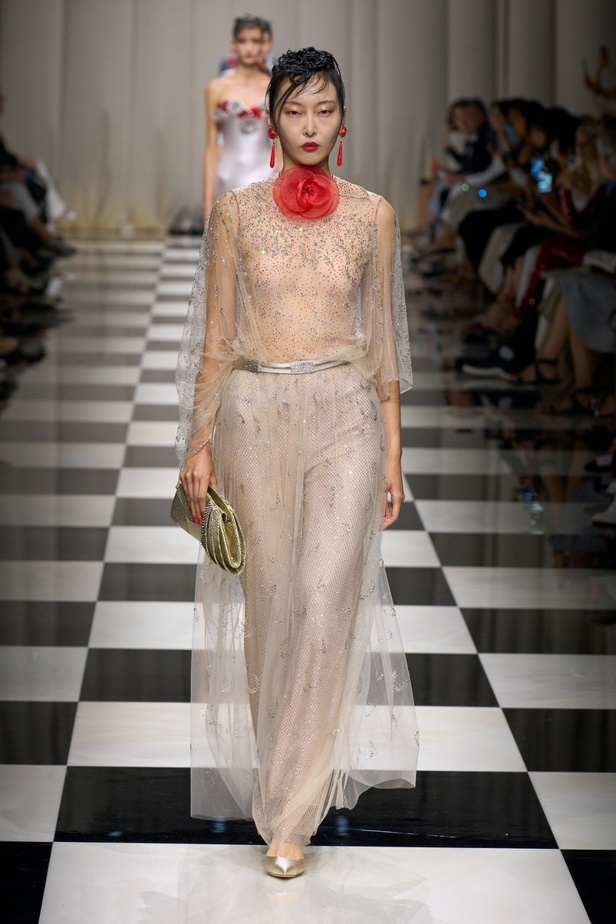 مجموعة Armani Privé لخريف وشتاء 2024 قصيدة للوردة بأجمل التصاميم 