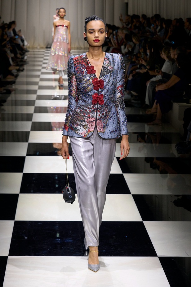 مجموعة Armani Privé لخريف وشتاء 2024 قصيدة للوردة بأجمل التصاميم 