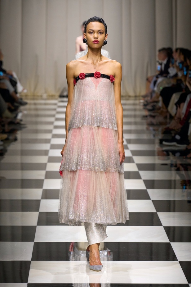 مجموعة Armani Privé لخريف وشتاء 2024 قصيدة للوردة بأجمل التصاميم 