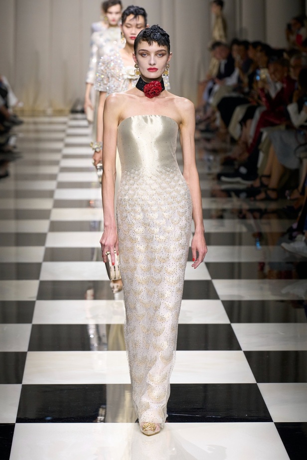 مجموعة Armani Privé لخريف وشتاء 2024 قصيدة للوردة بأجمل التصاميم 