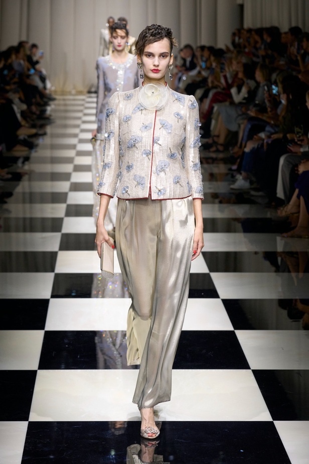 مجموعة Armani Privé لخريف وشتاء 2024 قصيدة للوردة بأجمل التصاميم 