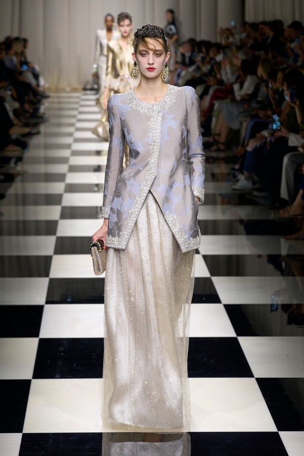 مجموعة Armani Privé لخريف وشتاء 2024 قصيدة للوردة بأجمل التصاميم 