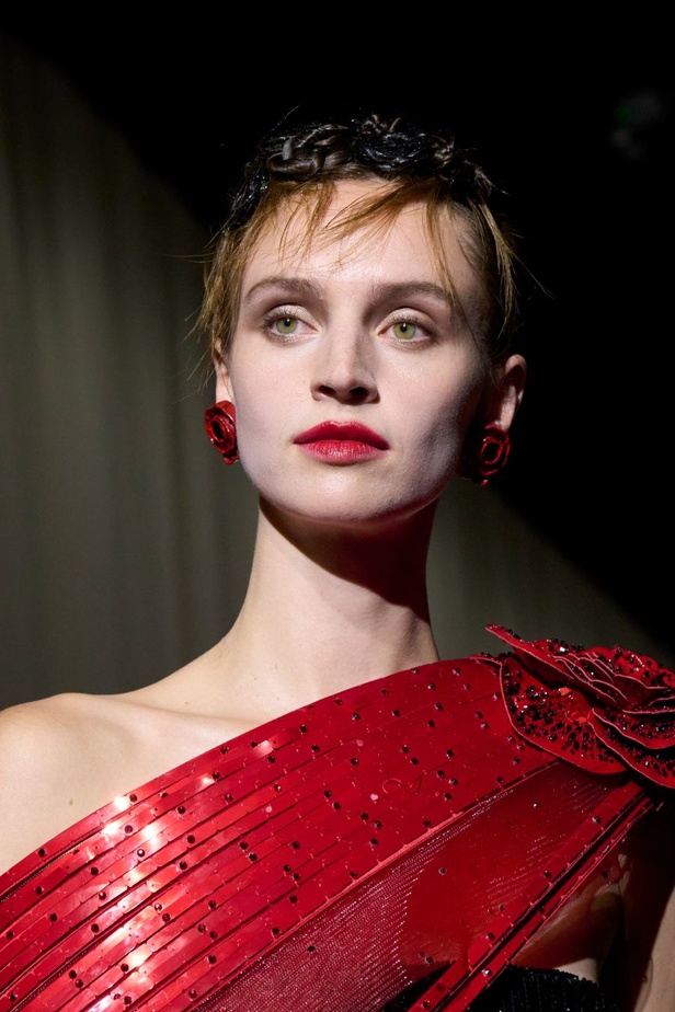 مجموعة Armani Privé لخريف وشتاء 2024 قصيدة للوردة بأجمل التصاميم 