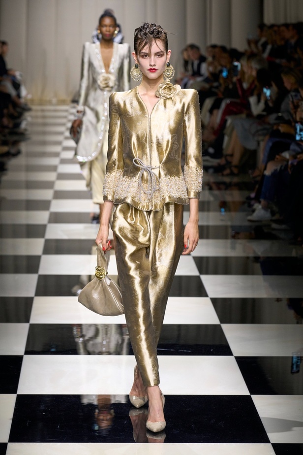 مجموعة Armani Privé لخريف وشتاء 2024 قصيدة للوردة بأجمل التصاميم 