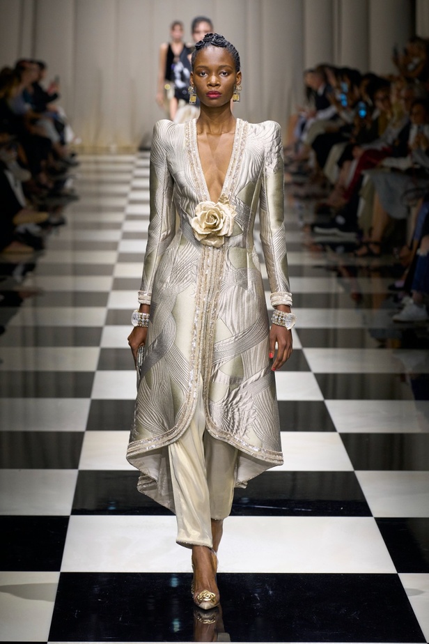 مجموعة Armani Privé لخريف وشتاء 2024 قصيدة للوردة بأجمل التصاميم 