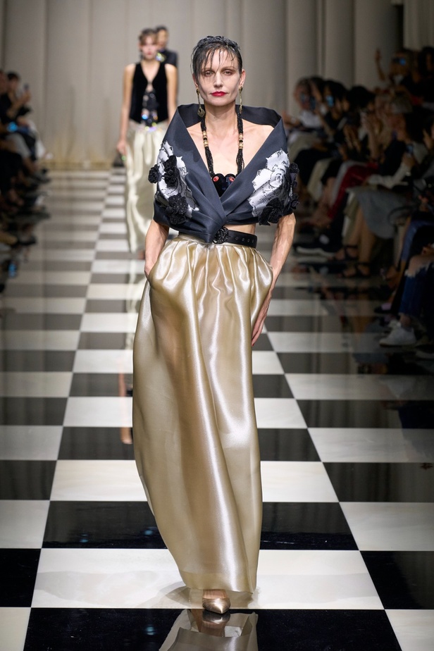 مجموعة Armani Privé لخريف وشتاء 2024 قصيدة للوردة بأجمل التصاميم 