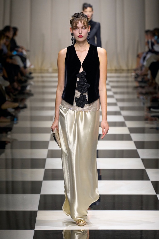 مجموعة Armani Privé لخريف وشتاء 2024 قصيدة للوردة بأجمل التصاميم 