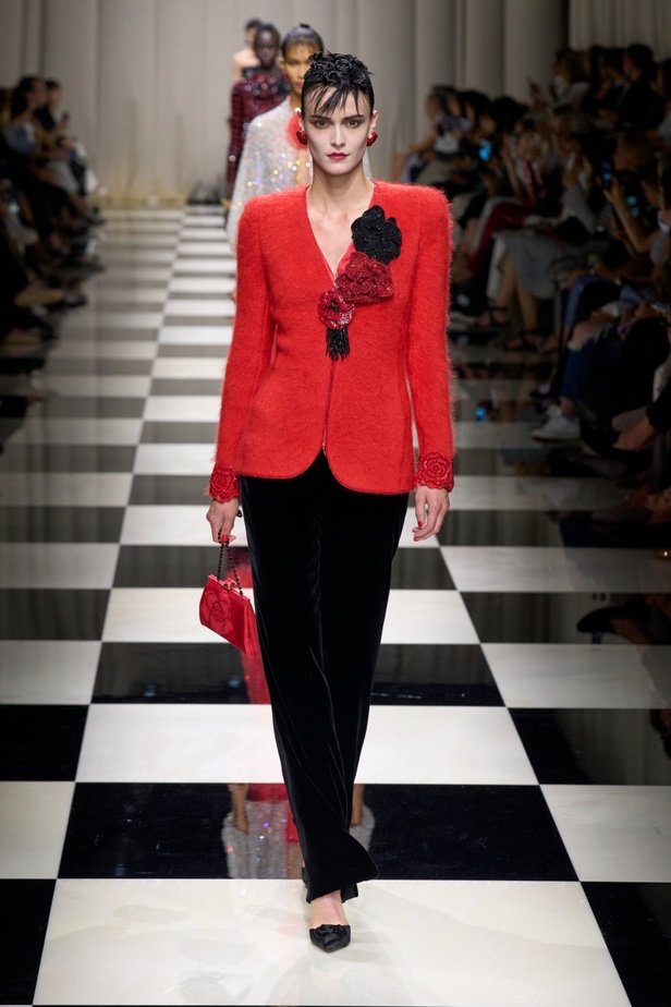 مجموعة Armani Privé لخريف وشتاء 2024 قصيدة للوردة بأجمل التصاميم 