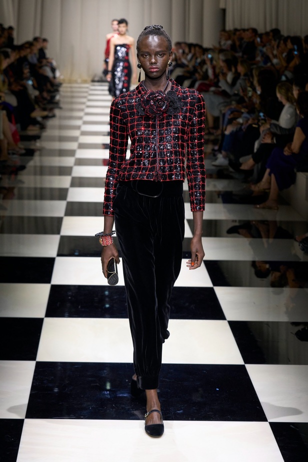 مجموعة Armani Privé لخريف وشتاء 2024 قصيدة للوردة بأجمل التصاميم 