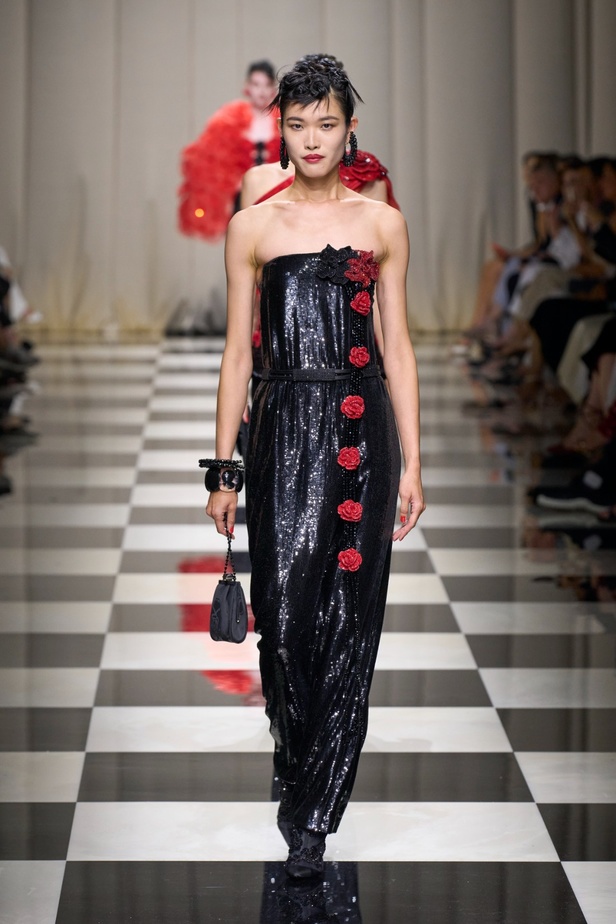 مجموعة Armani Privé لخريف وشتاء 2024 قصيدة للوردة بأجمل التصاميم 