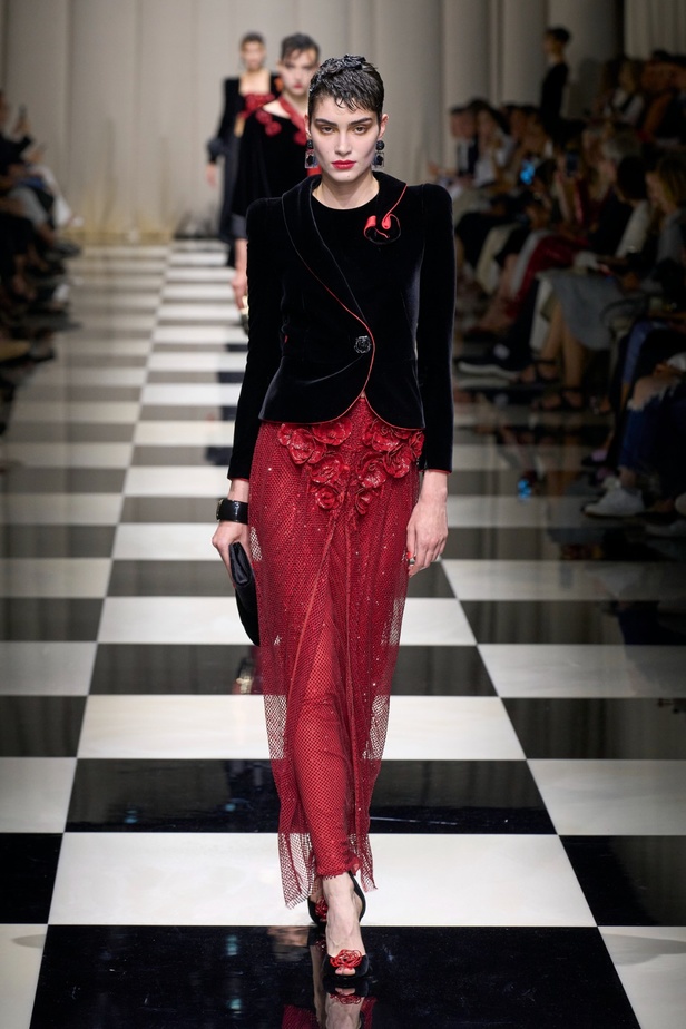 مجموعة Armani Privé لخريف وشتاء 2024 قصيدة للوردة بأجمل التصاميم 