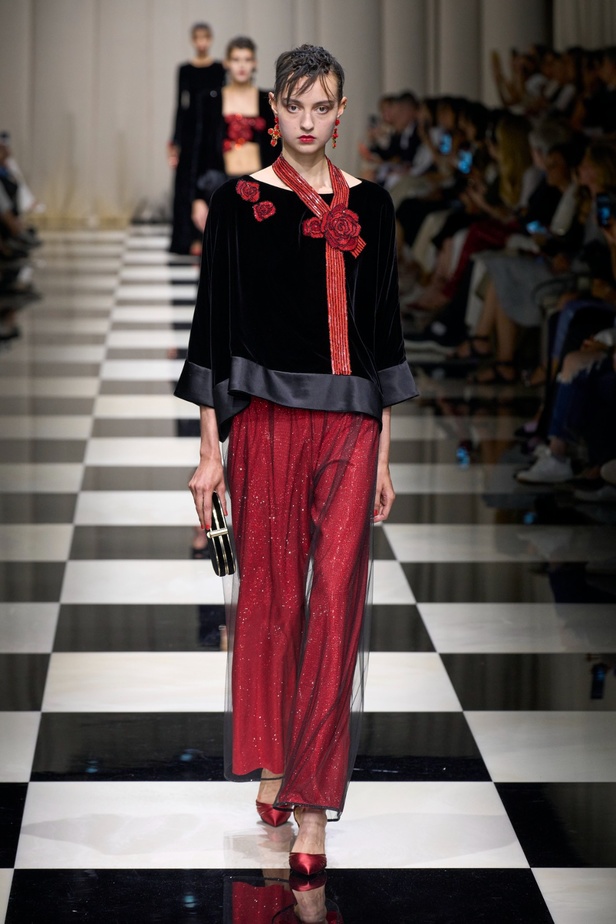 مجموعة Armani Privé لخريف وشتاء 2024 قصيدة للوردة بأجمل التصاميم 