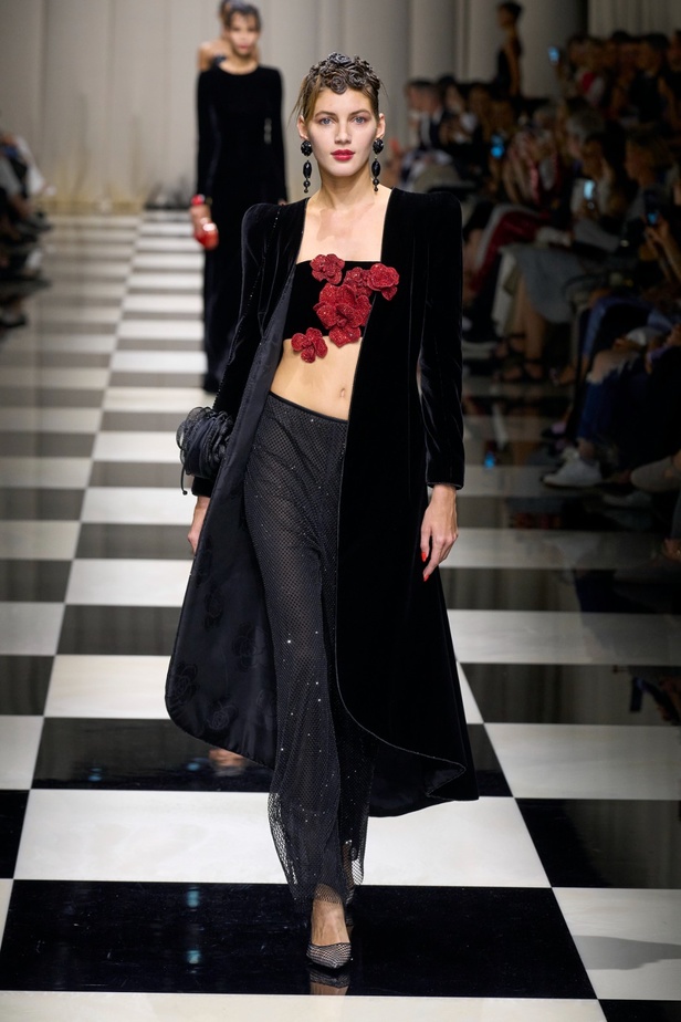 مجموعة Armani Privé لخريف وشتاء 2024 قصيدة للوردة بأجمل التصاميم 