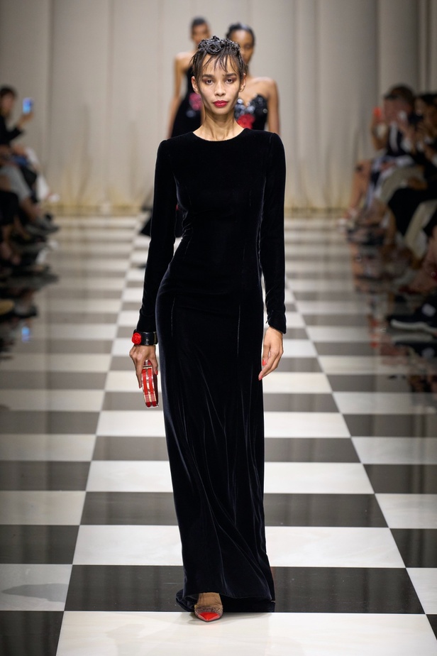 مجموعة Armani Privé لخريف وشتاء 2024 قصيدة للوردة بأجمل التصاميم 