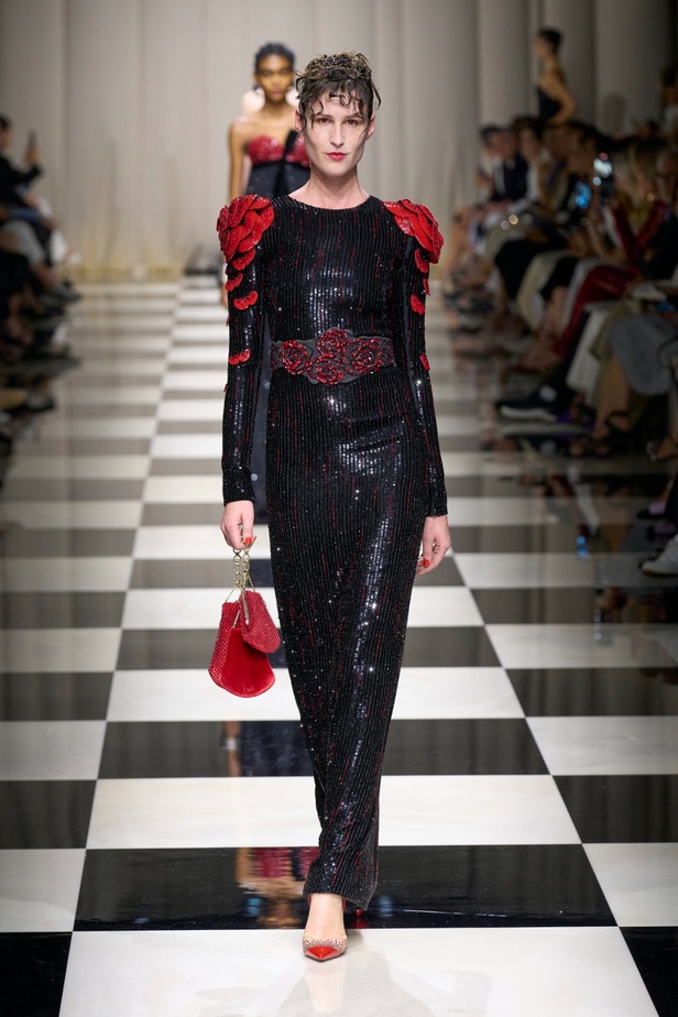 مجموعة Armani Privé لخريف وشتاء 2024 قصيدة للوردة بأجمل التصاميم 