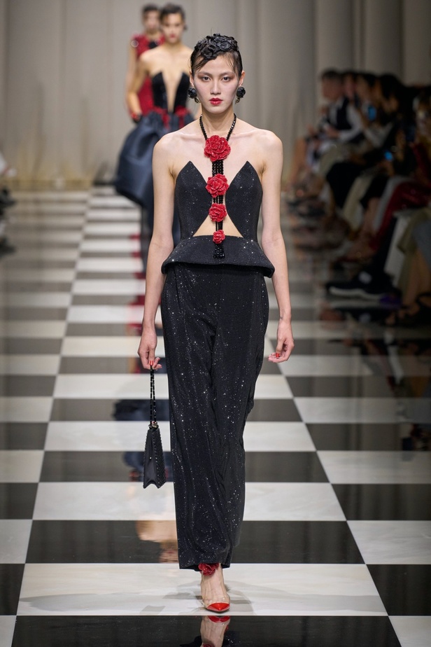 مجموعة Armani Privé لخريف وشتاء 2024 قصيدة للوردة بأجمل التصاميم 